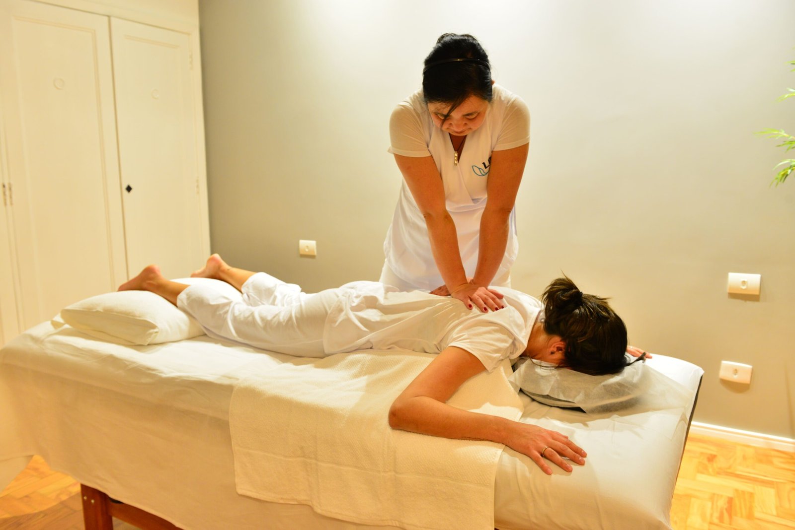 Massoterapeuta do LIV durante sessão de massagem, no Jardim Europa, em São Paulo
