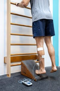 Exercício de panturrilha no espaldar com eletroestimulação na Fisioterapia do LIV