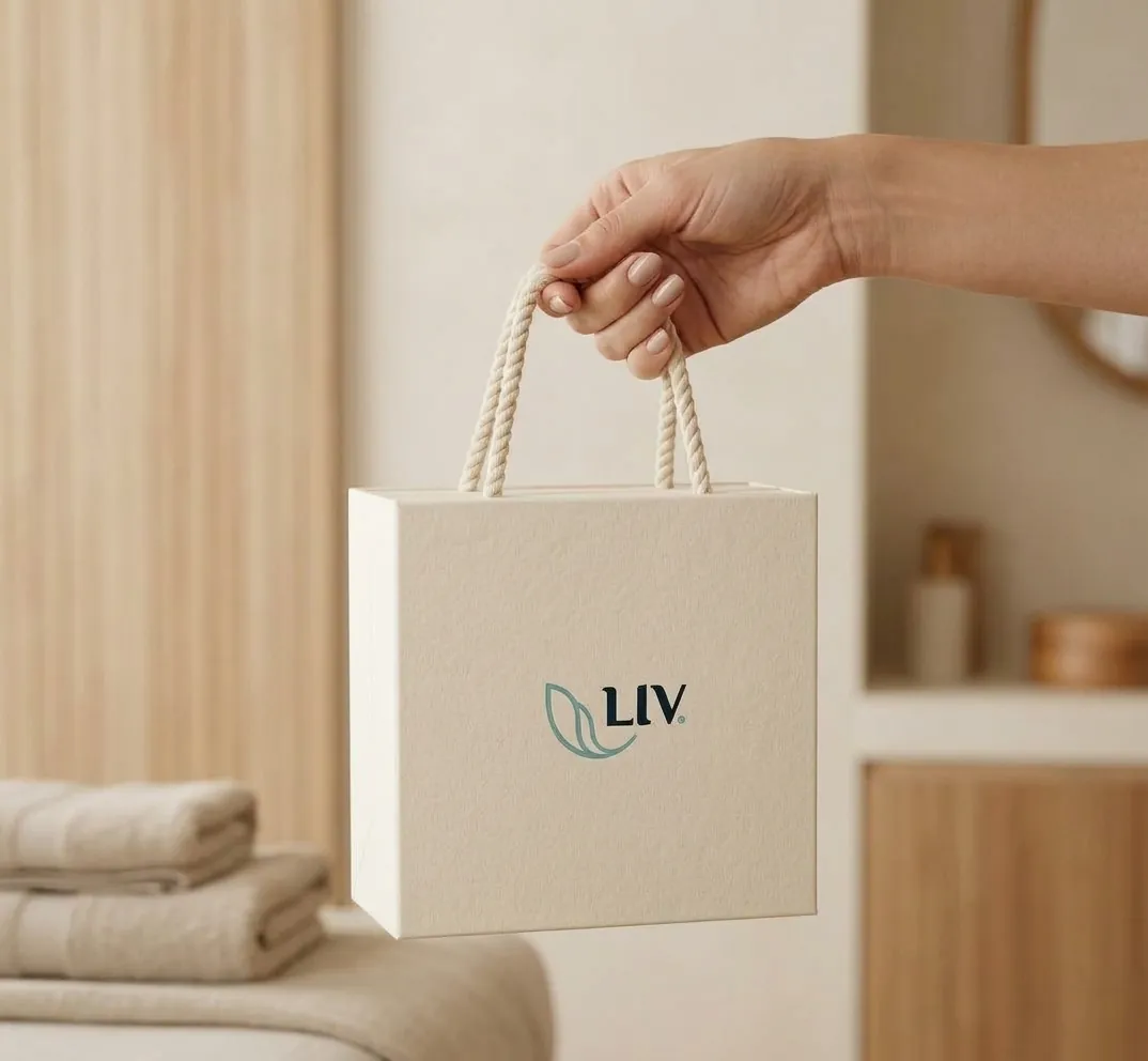 Vale-presente de massagem do LIV: sacola do Gift Card sendo entregue como presente