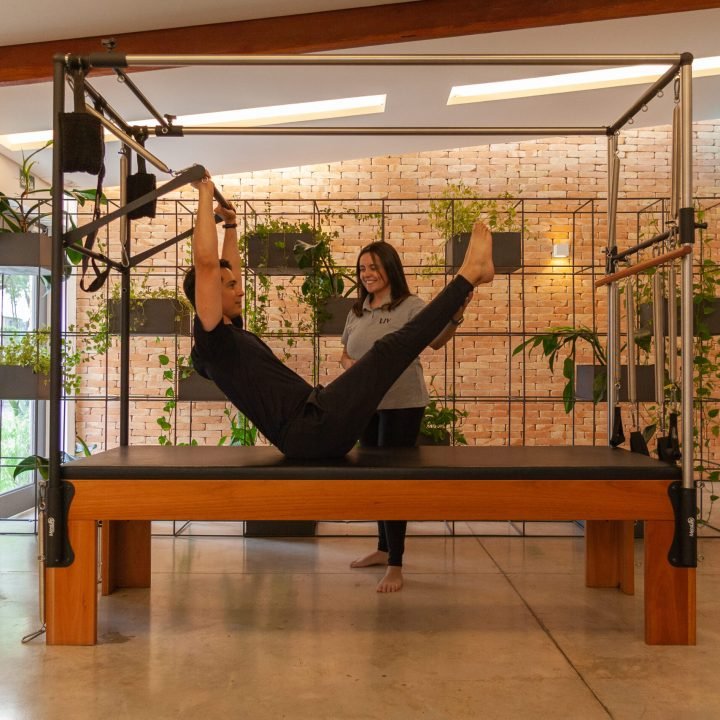 Estrutura de Pilates do LIV, no Jardim Europa, com aparelho Cadillac durante aula individual